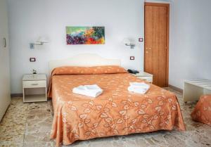 圣梅纳伊欧皮内塔酒店的一间卧室配有床和2个床头柜