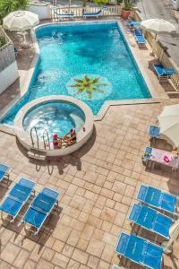圣梅纳伊欧皮内塔酒店的享有带蓝色椅子和台球桌的游泳池的顶部景致