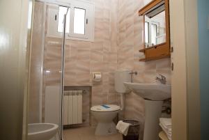 罗索利纳马雷Hotel Umberto的一间带卫生间和水槽的小浴室