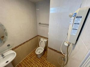 猜也蓬Man u Apartment的一间带卫生间和水槽的小浴室