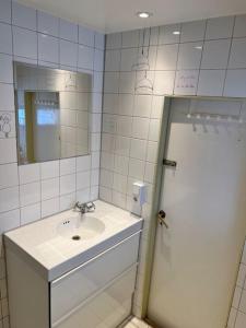 乌普萨拉Längtan Marielund的白色的浴室设有水槽和镜子