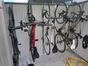 奥德纳尔德"Ter Ename n°2"的两辆自行车挂在车库里