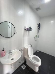 吉隆坡HomeFeel Netflix Youtube WiFi 5min drive to DesaPark的一间带水槽、卫生间和镜子的浴室