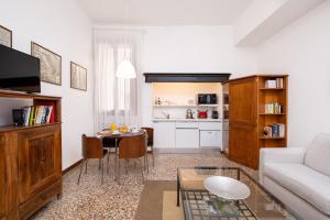 威尼斯卡佛斯克罗公寓的客厅配有沙发和桌子