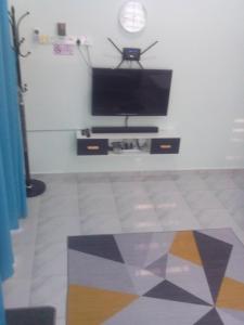 巴西富地Adilah Homestay B的客厅设有壁挂式平面电视。