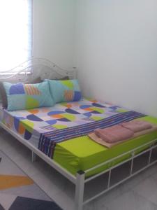 巴西富地Adilah Homestay B的一张床,床架