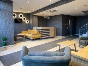特拉布宗Alarga Premier Hotel的大堂设有两张蓝色的沙发和一张桌子