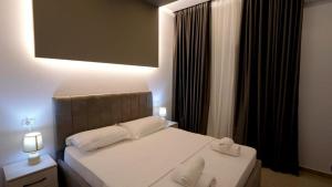 BelshPerla e Dumrese, Bar-Restaurant-Hotel的一间卧室配有一张床,上面有两条毛巾