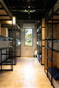 绿岛COOLFREEDIVING Hostel的客房设有几张双层床和窗户。