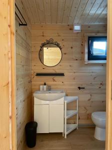 博格泽利卡Toscana Camp的一间带水槽和卫生间的浴室