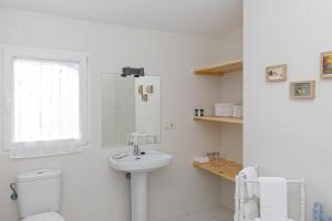塞哥维亚Hotel Rural Costa del Trigo的白色的浴室设有卫生间和水槽。
