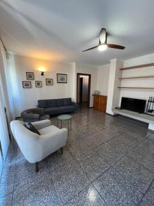 格拉多Appartamento Marchesini的带沙发和吊扇的客厅