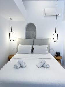 米克诺斯城Alana Mykonos的卧室配有白色的床和2条毛巾