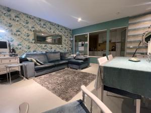 萨米艾拉Apartment Covelo的客厅配有沙发和桌子