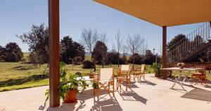 塞哥维亚Hotel Rural Costa del Trigo的庭院设有桌椅,享有美景。