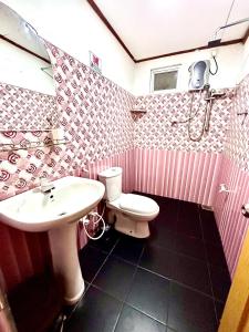 韦利格默Kenno's Korner的一间带水槽和卫生间的浴室