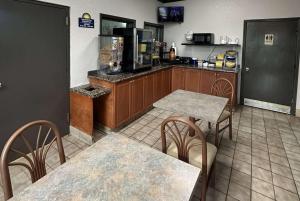 夏洛特戴斯北湖汽车旅馆的餐厅设有2张桌子和1个带厨房的柜台