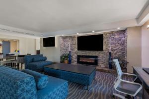 夏洛特夏洛特机场品质套房酒店的带沙发和壁炉的客厅