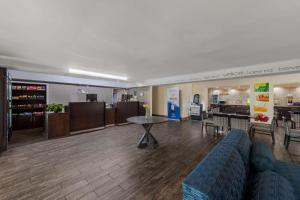 夏洛特夏洛特机场品质套房酒店的大厅里配有沙发和桌子