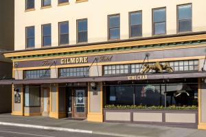 克奇坎Gilmore Hotel, Trademark Collection by Wyndham的街道上建筑物前面的商店