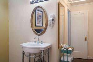 克奇坎Gilmore Hotel, Trademark Collection by Wyndham的一间带水槽和镜子的浴室