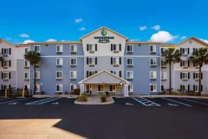 克莱蒙WoodSpring Suites Orlando West - Clermont的大型酒店前面设有停车场