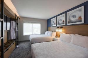 圣克拉拉广场套房酒店的酒店客房设有两张床和窗户。