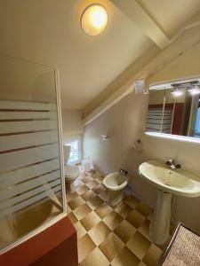 罗科比列尔HOTEL ST SEBASTIEN的浴室设有2个卫生间、水槽和淋浴。