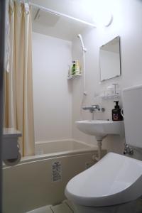 奈良Nara Ryokan - Vacation STAY 49560v的浴室配有白色卫生间和盥洗盆。