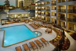 亚特兰大普瑞米尔中心万怡酒店的享有酒店高空的景致,设有游泳池和庭院家具。