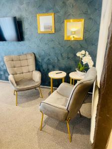富尔达施洛斯酒店的一间设有两把椅子、一张桌子和一面镜子的房间