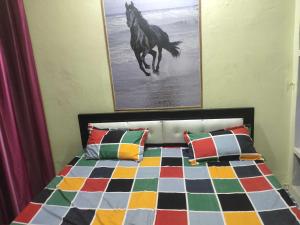 罗塔克OYO Home Safe In的卧室配有一张挂有壁画的马床。