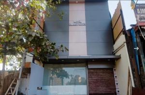 孟买Hotel Embassy Suites - Bandra Kurla Complex - BKC Mumbai的建筑的侧面有标志