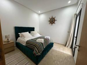 卡萨布兰卡BM Resort的一间卧室配有一张大床和航海罗