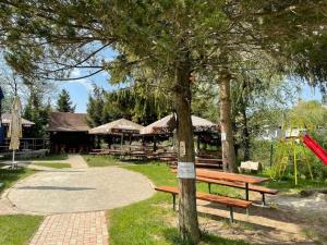 马汀Izba JULIANA v Penzióne pod Smrekom的公园里有树和长椅,还有游乐场