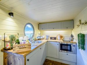 StraitonHeather - Uk34841的厨房配有白色橱柜、水槽和窗户。