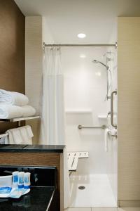 都柏林哥伦布都柏林万豪费尔菲尔德客栈及套房酒店的带淋浴和盥洗盆的酒店浴室