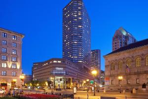 波士顿波士顿科普利广场威斯汀酒店的一座拥有高楼建筑的城市