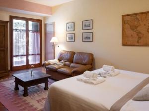 基安蒂格雷夫B&B Casa Decimo的酒店客房,设有两张床和一张沙发