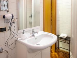 基安蒂格雷夫B&B Casa Decimo的带吹风机的浴室内的白色水槽
