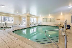 博伊西TownePlace Suites by Marriott Boise Downtown/University的酒店客房中间的游泳池