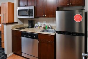 博伊西TownePlace Suites by Marriott Boise Downtown/University的厨房配有不锈钢冰箱和水槽