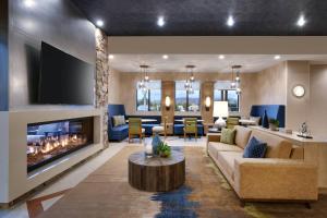 塞多纳Residence Inn by Marriott Sedona的带沙发和壁炉的客厅