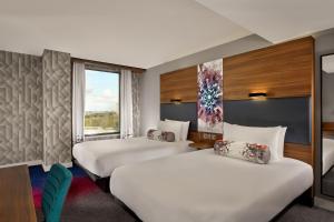 伯明翰Aloft Birmingham Eastside的酒店客房设有两张床和窗户。
