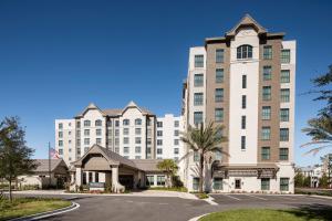杰克逊维尔Residence Inn By Marriott Jacksonville-Mayo Clinic Area的一座白色的大建筑,设有钟楼