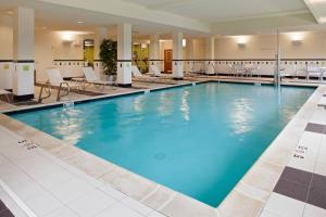 威奇托威奇托闹市区费尔菲尔德万豪套房酒店的酒店大堂的大型蓝色泳池