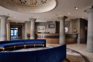 波士顿Marriott Vacation Club® at Custom House, Boston  的大堂设有蓝色的沙发和酒吧