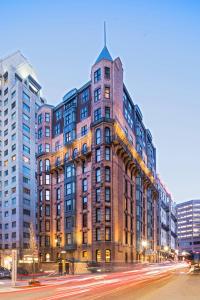 波士顿波士顿可普雷广场万怡酒店的街道上一座砖砌的大建筑,有建筑
