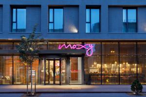 考纳斯Moxy Kaunas Center的前面有 ⁇ 丽标志的建筑