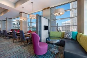 夏洛特Residence Inn by Marriott Charlotte City Center的客厅配有沙发和桌椅